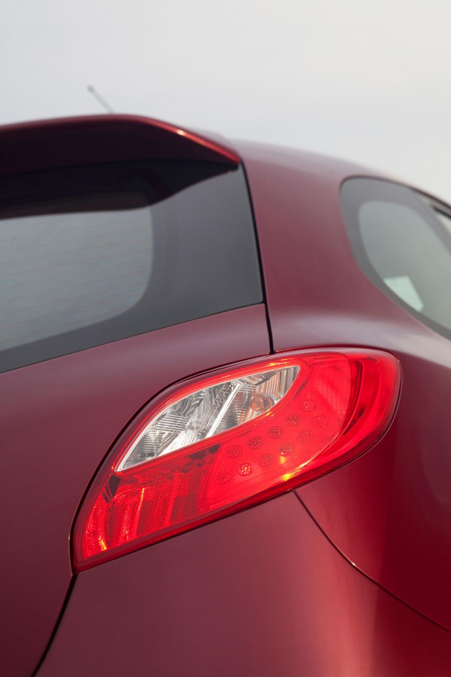  Mazda2 3-Door 2011 года  (фото 11 из 40)